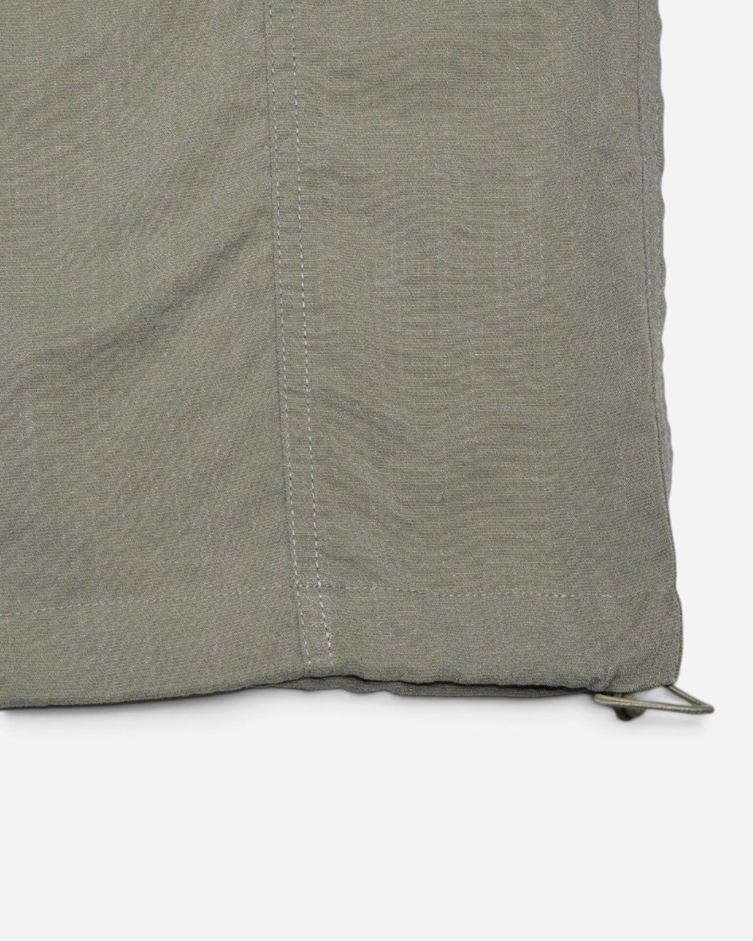 Detalle de cordón ajustable en el ruedo de pantalón cargo en The Reset