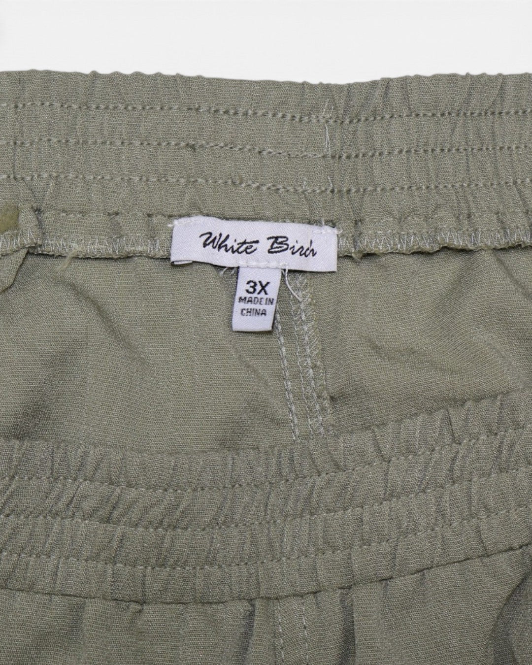 Etiqueta White Birch de pantalón cargo verde oliva en The Reset