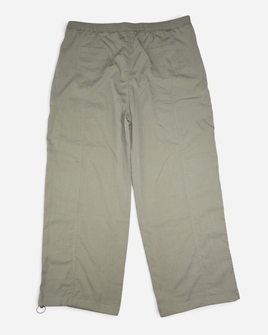 Parte trasera de pantalón cargo verde oliva, ropa de segunda mano en RD