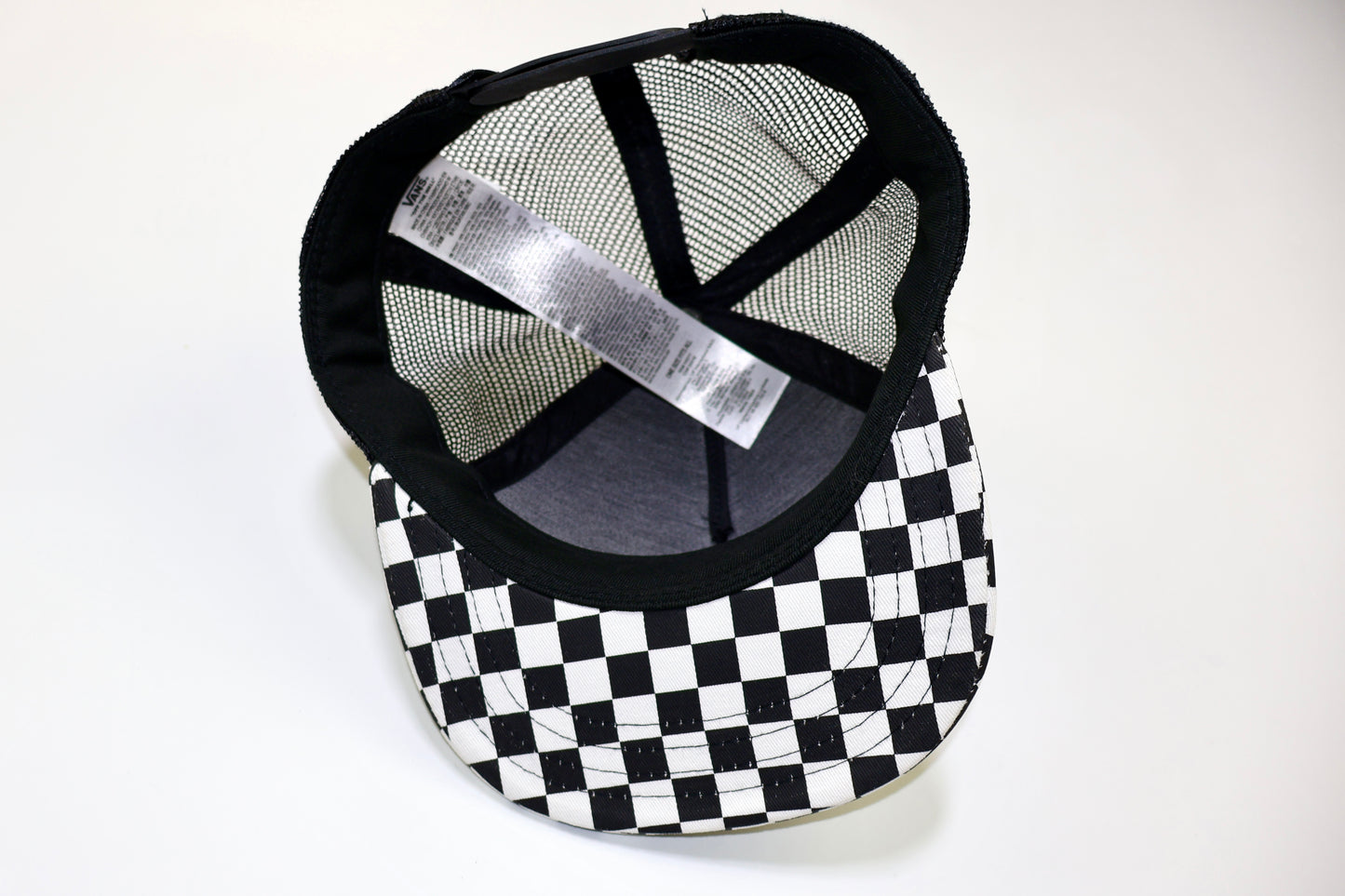 GORRA NEGRA ESTILO TRUCKER CON VISERA DE CUADROS | VANS