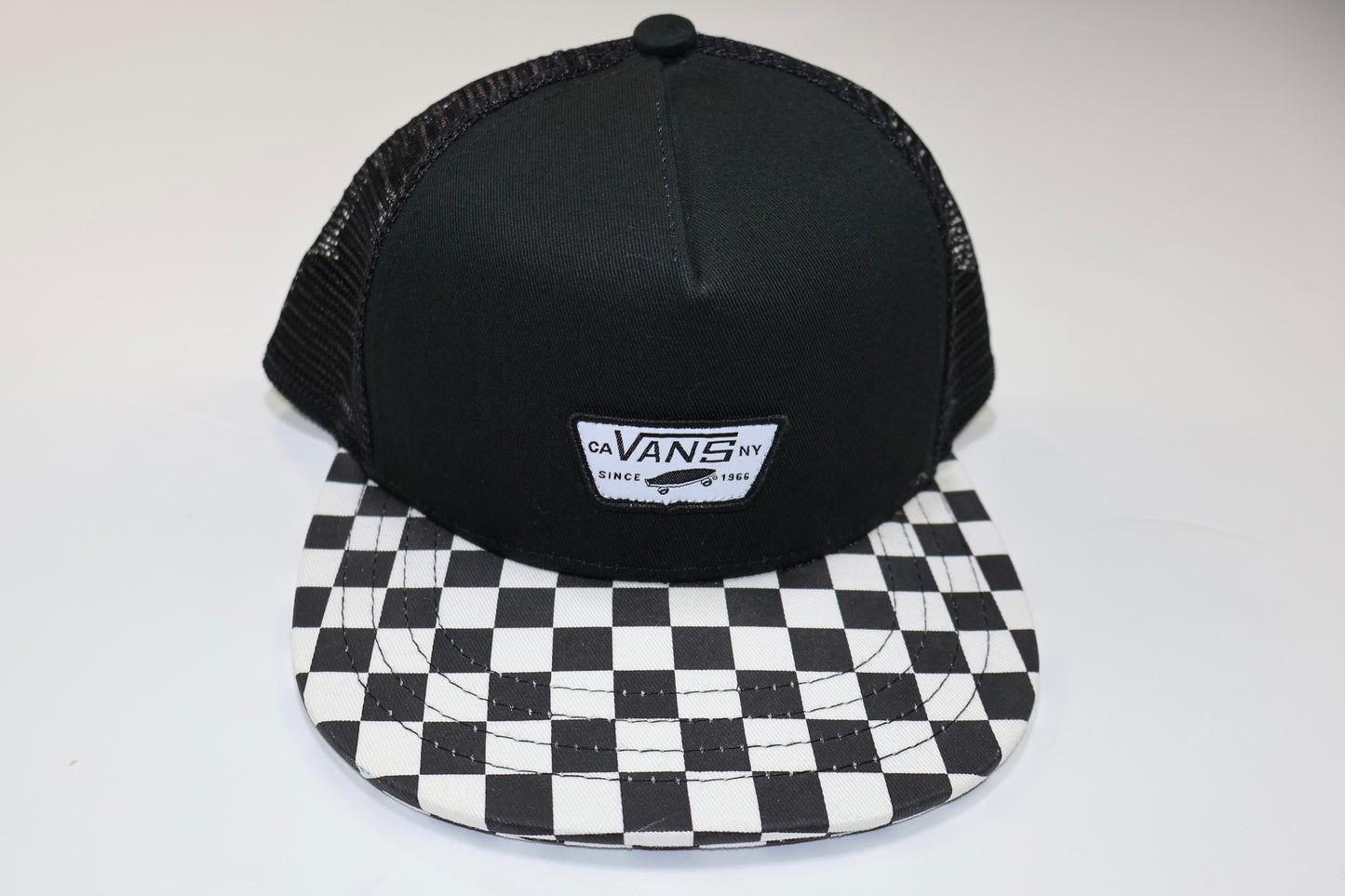 GORRA NEGRA ESTILO TRUCKER CON VISERA DE CUADROS | VANS