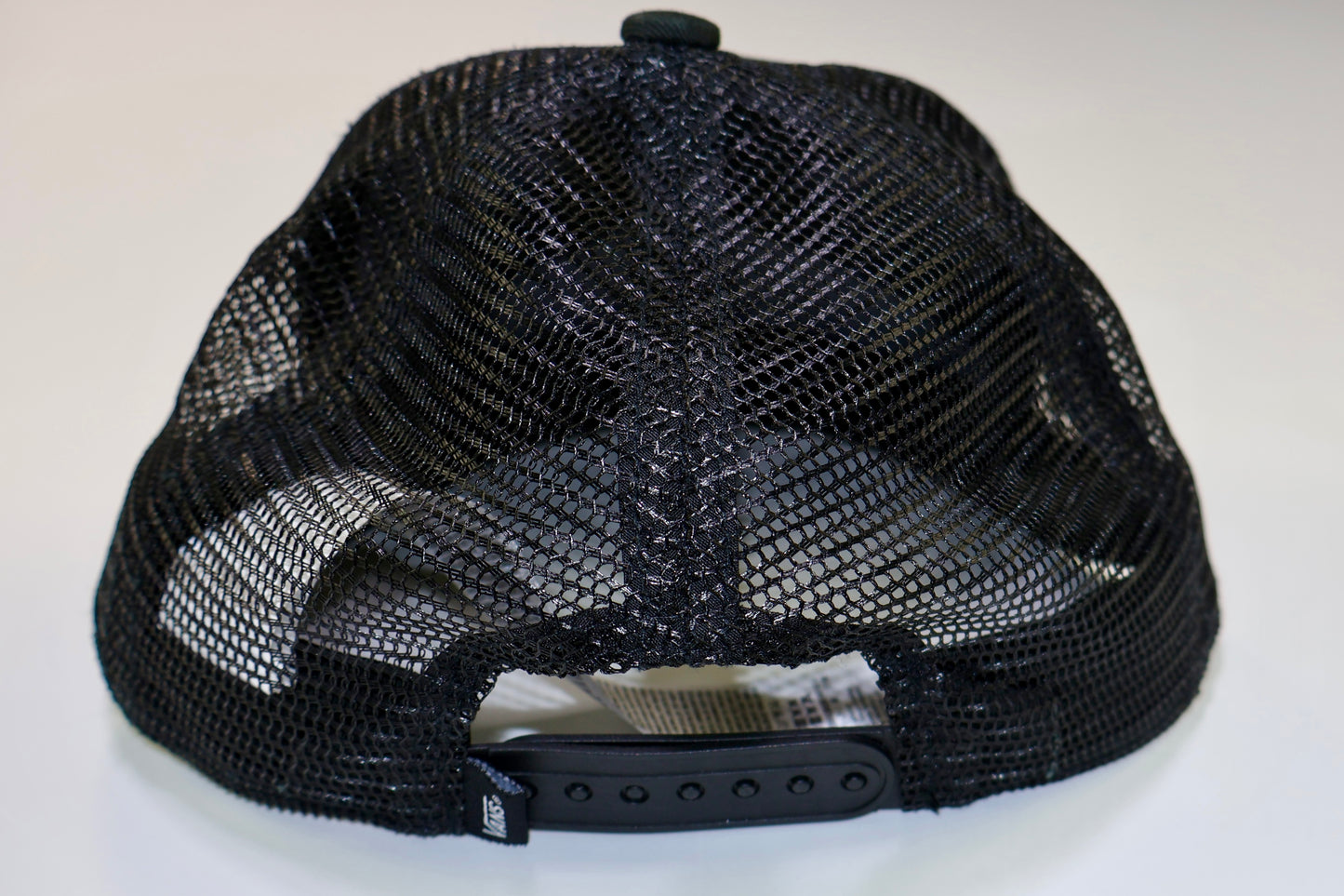 GORRA NEGRA ESTILO TRUCKER CON VISERA DE CUADROS | VANS