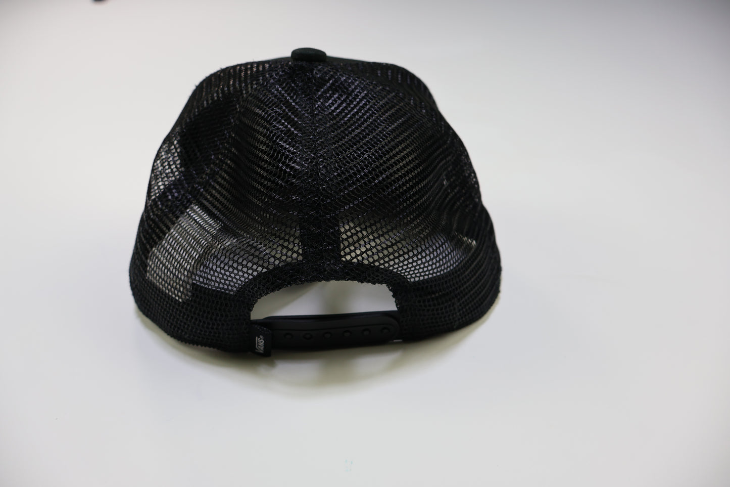 GORRA NEGRA ESTILO TRUCKER CON VISERA DE CUADROS | VANS
