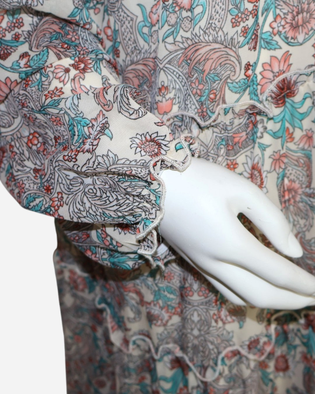 Detalle de manga larga con puño fruncido de vestido floral en The Reset