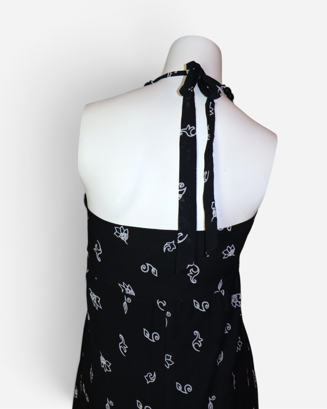 Tiras halter amarradas en la espalda de vestido negro estampado