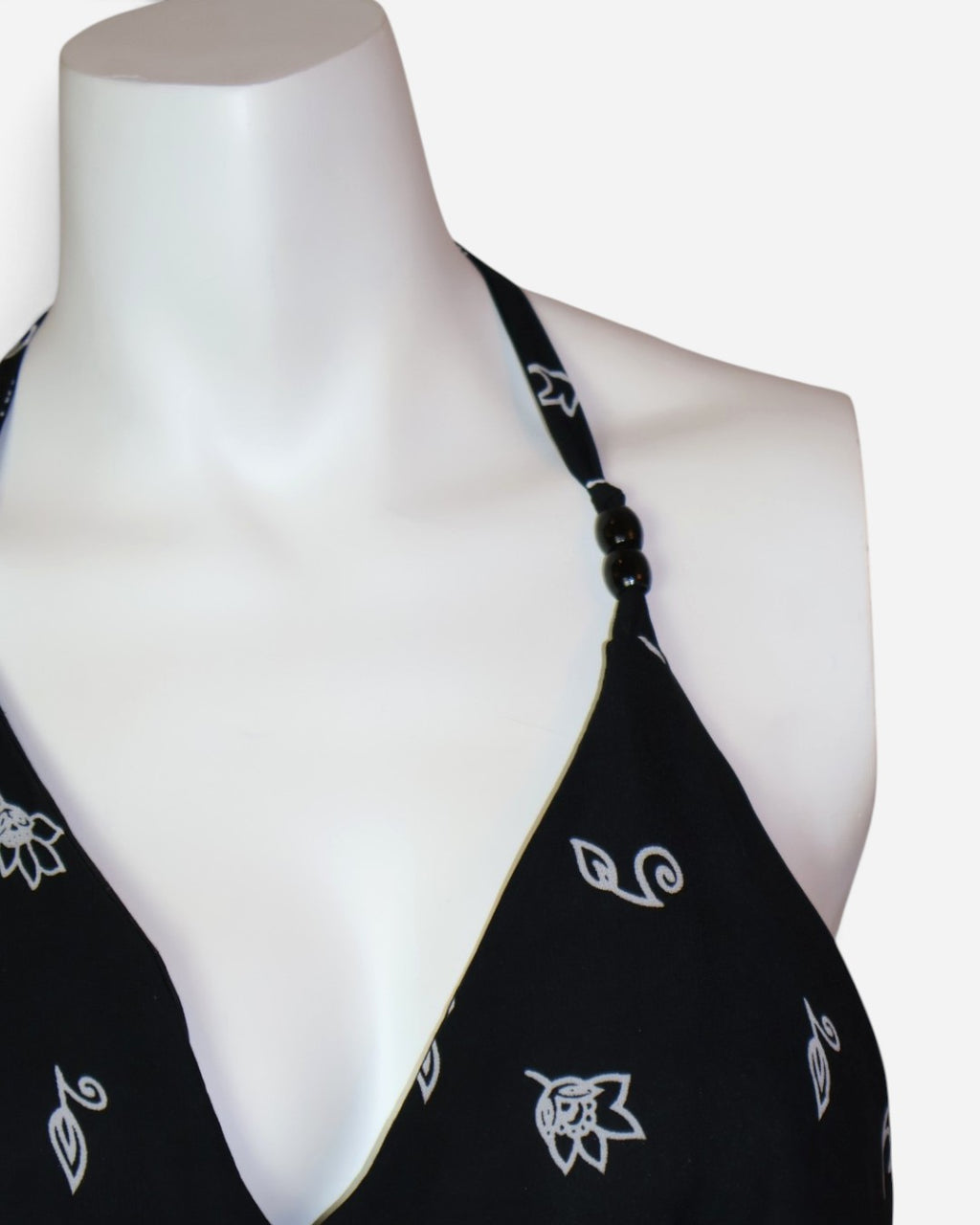 Detalle de escote en V de vestido maxi negro estampado, ropa de segunda mano en RD