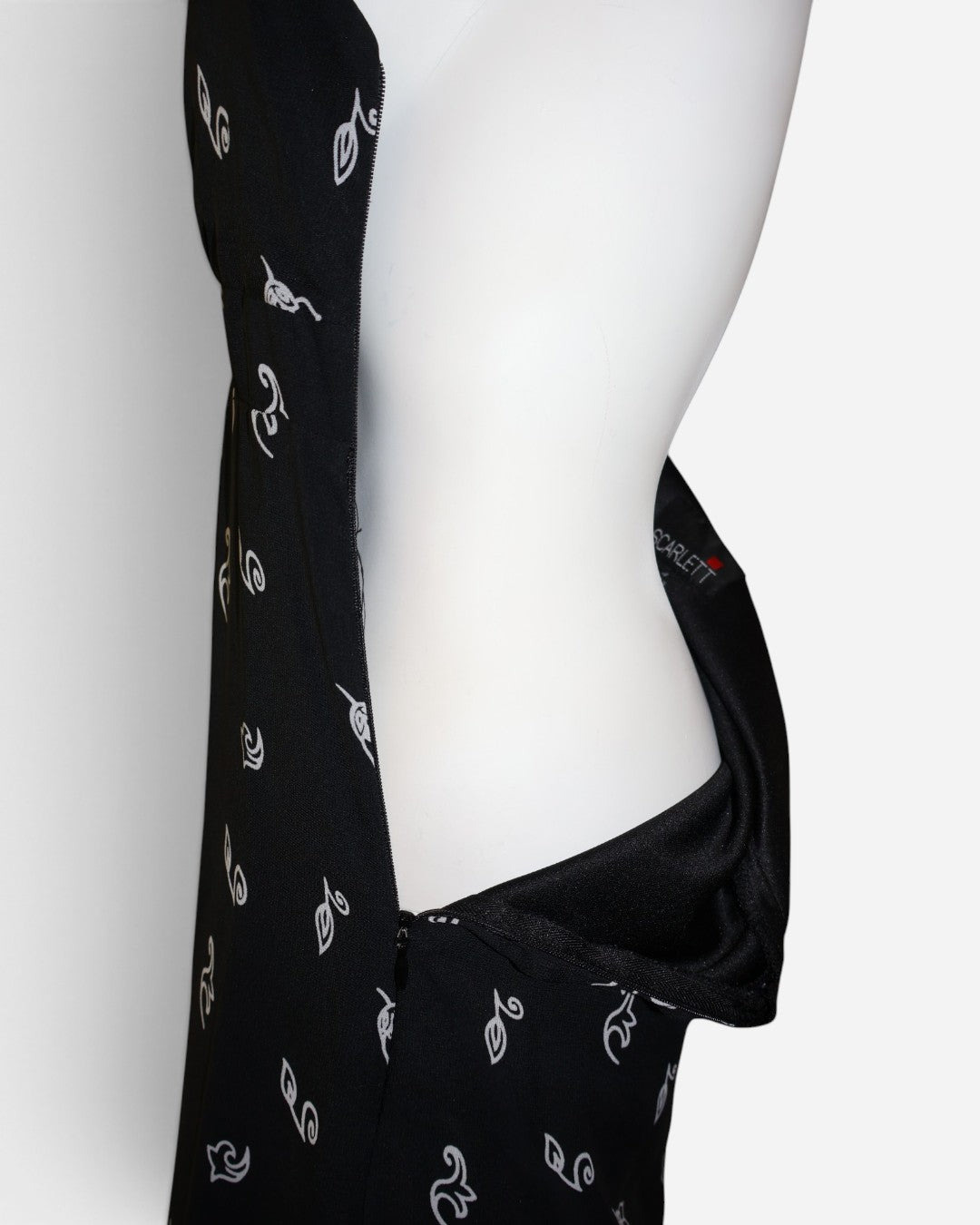 Vista lateral de vestido maxi negro halter en The Reset