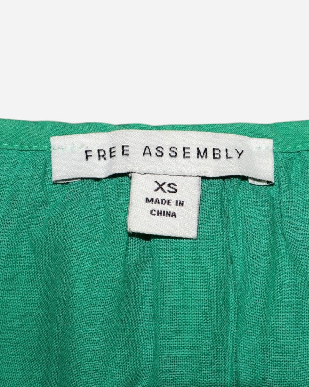Etiqueta Free Assembly talla XS en vestido verde