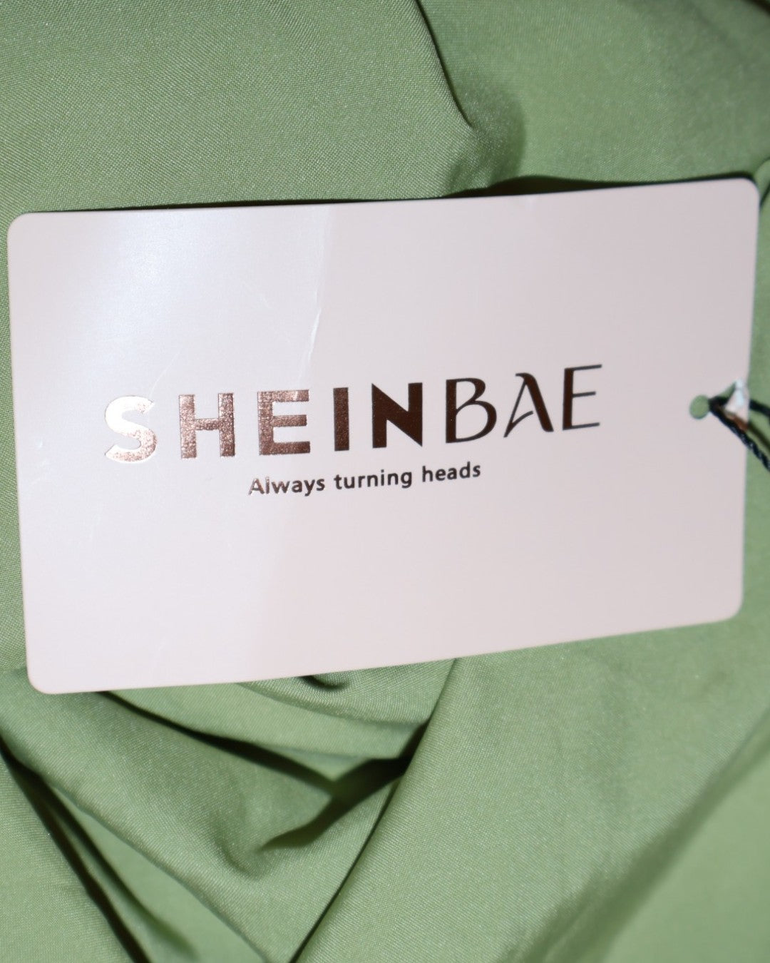 Etiqueta original SHEIN BAE en falda verde nueva