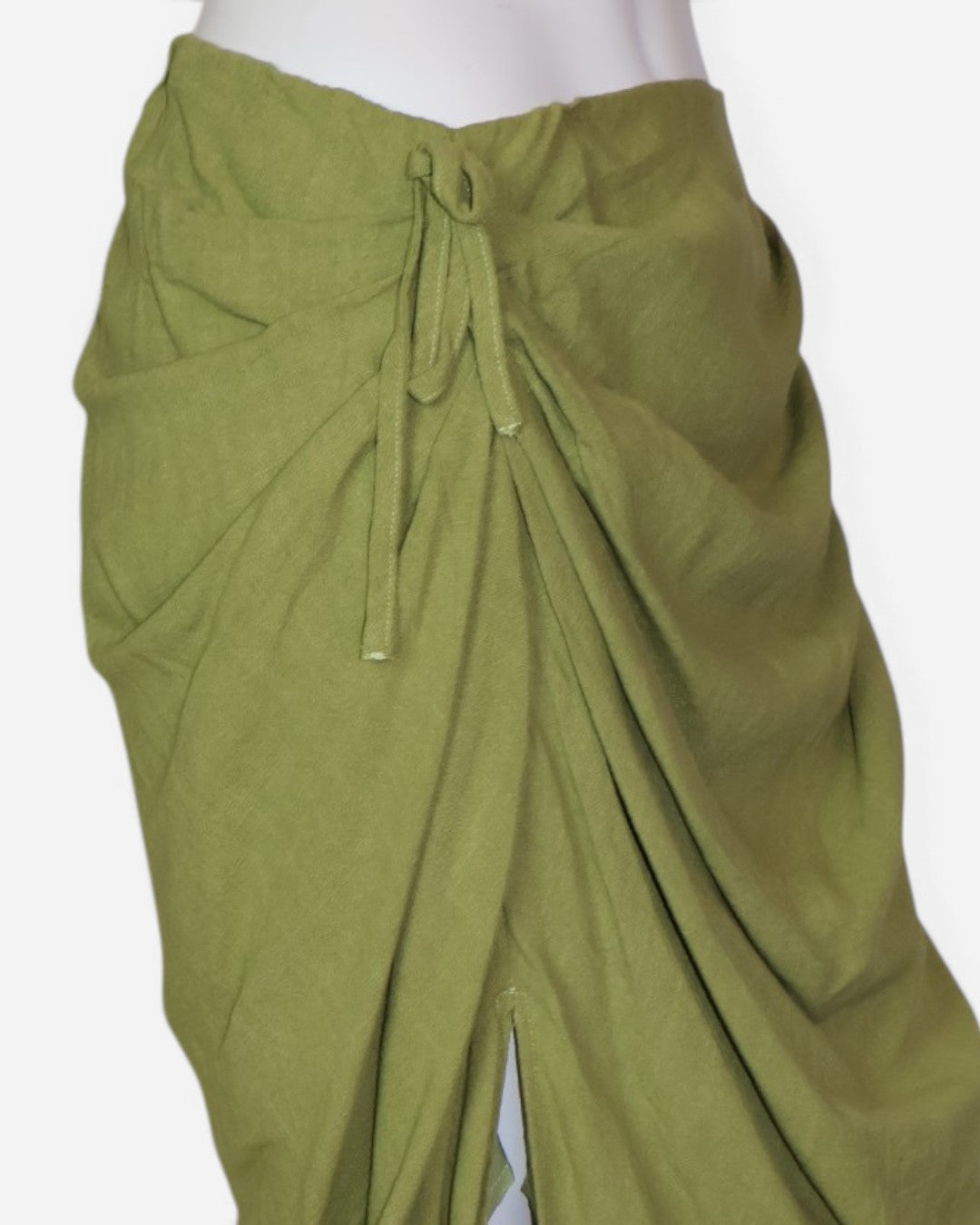 Falda verde talla M con abertura frontal y amarre en cintura