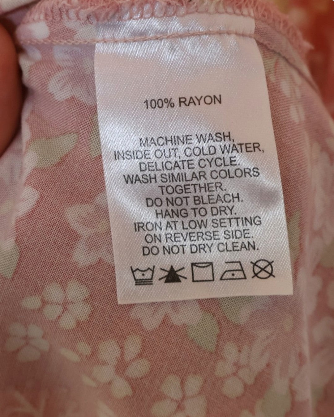 Etiqueta de composición 100% rayon del vestido floral.