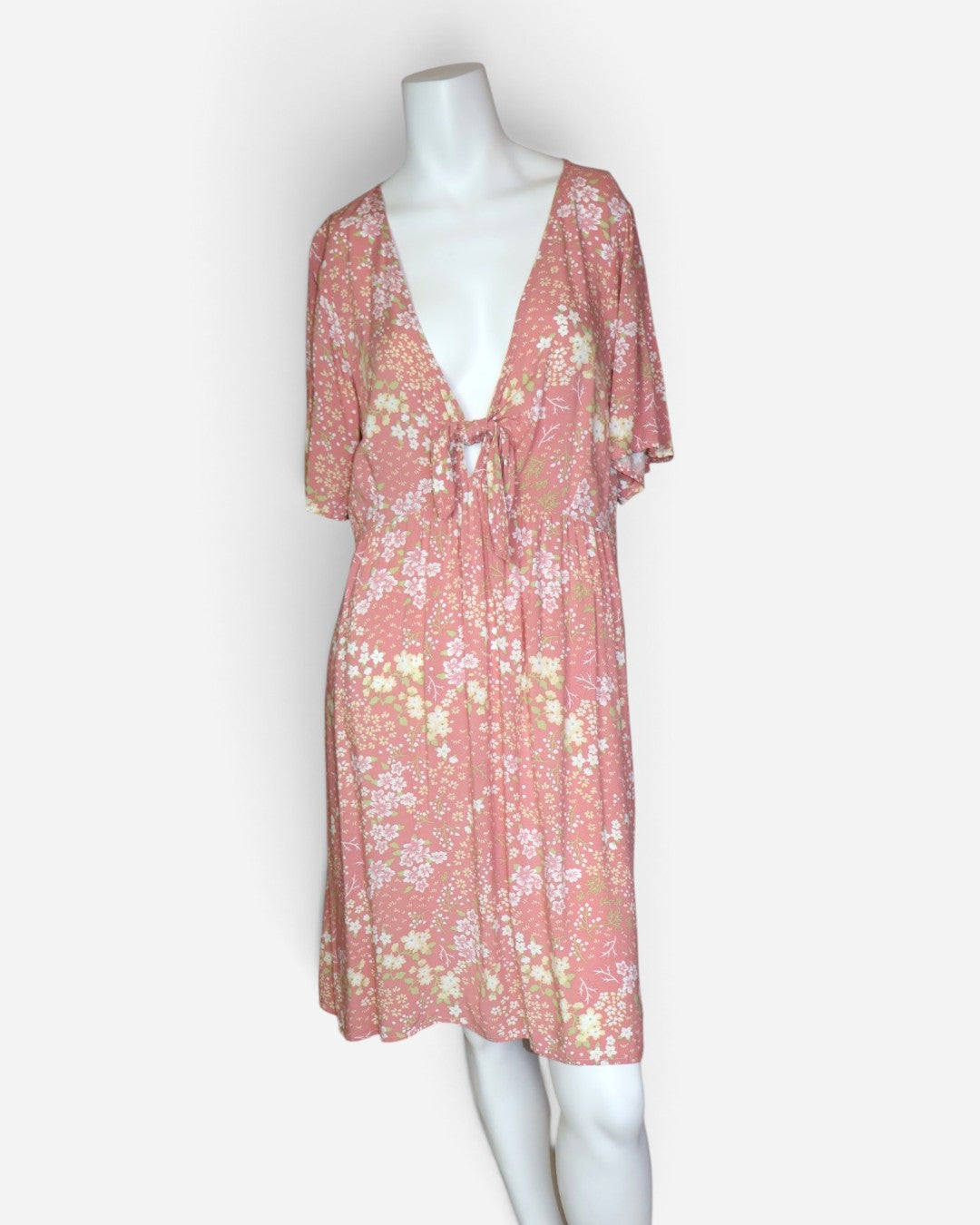 Vestido floral rosado para mujer talla M con escote en V y lazo frontal.