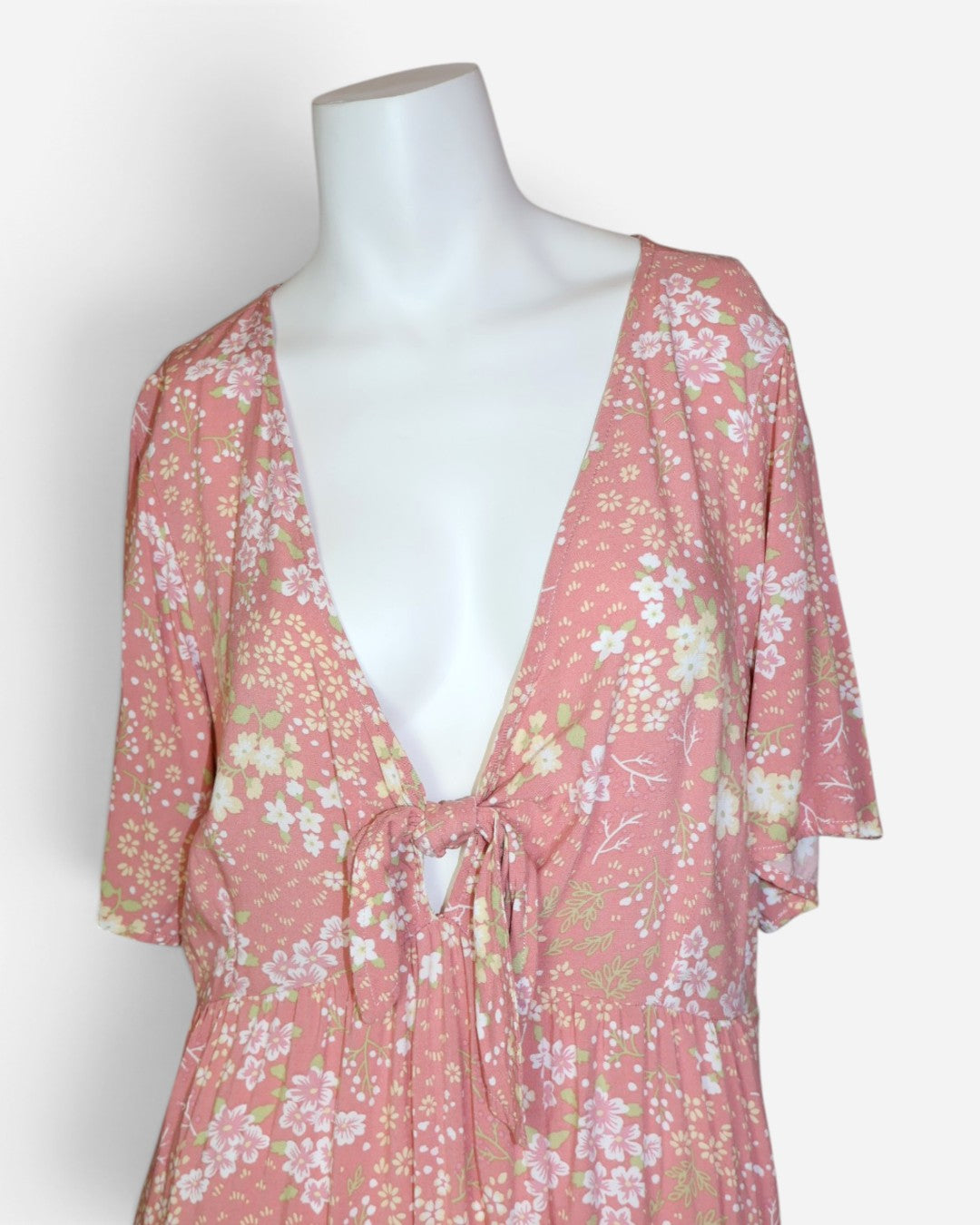 Escote de Vestido floral rosado para mujer talla M con escote en V y lazo frontal.