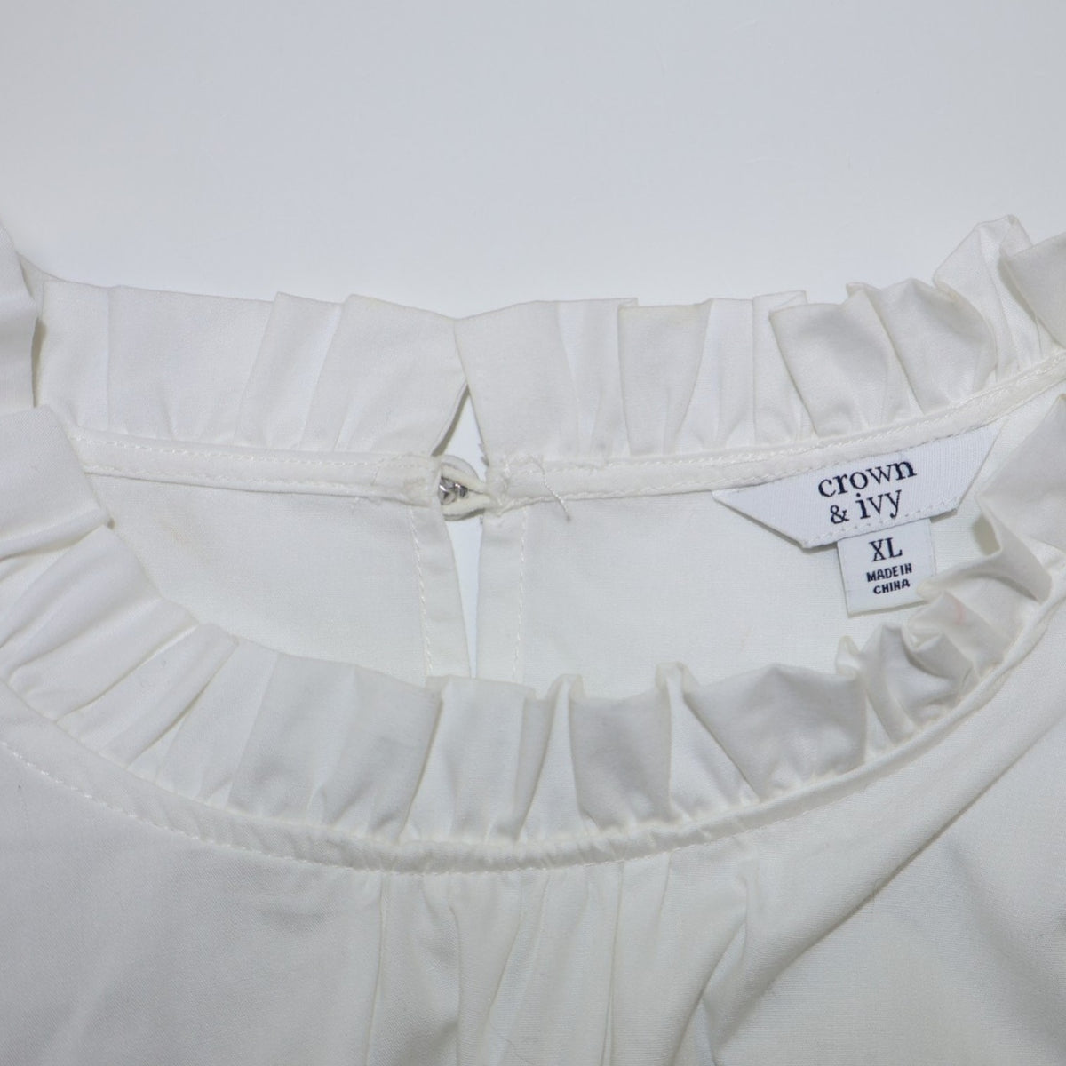 BLUSA BLANCA CON MANGAS BORDADAS | CROWN & IVY | TALLA XL