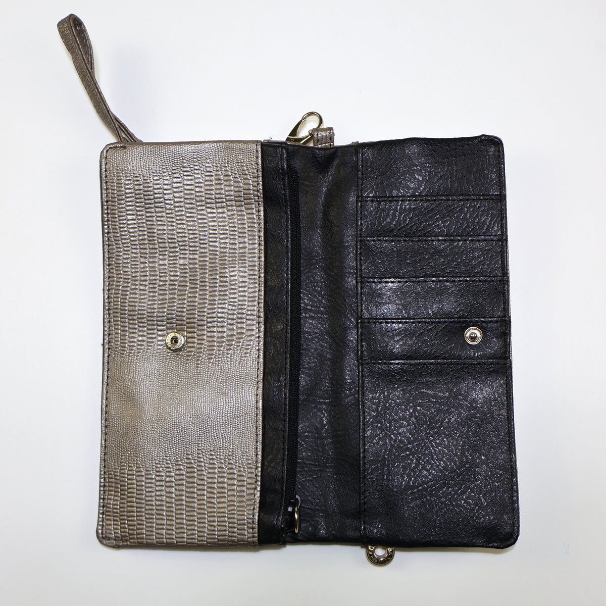 Interior de cartera Kenneth Cole Reaction con espacios para tarjetas y compartimento con zipper.
