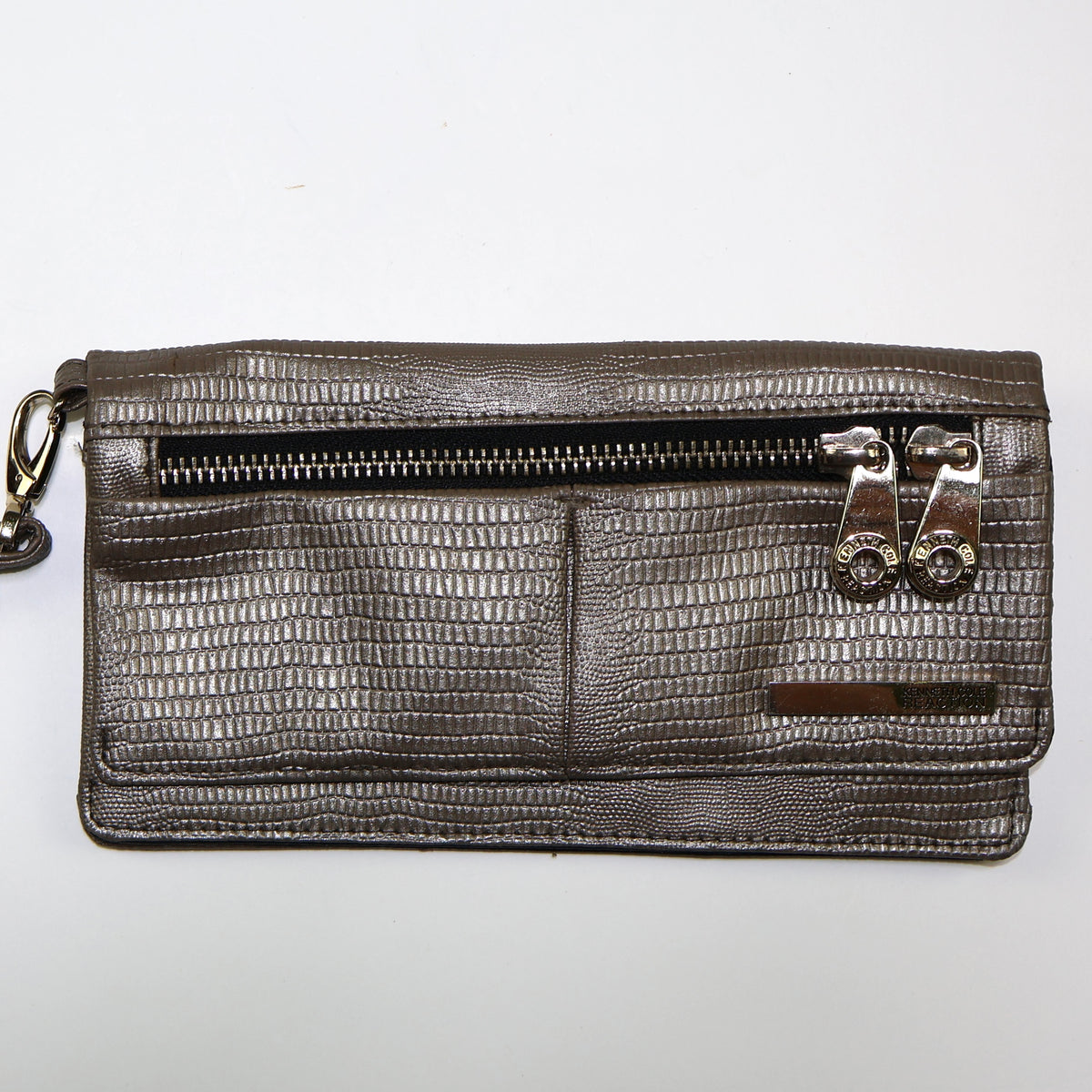 Cartera tipo clutch Kenneth Cole Reaction en gris metálico.