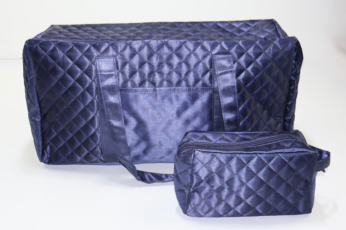 Bolso de viaje acolchado azul marino con neceser a juego.