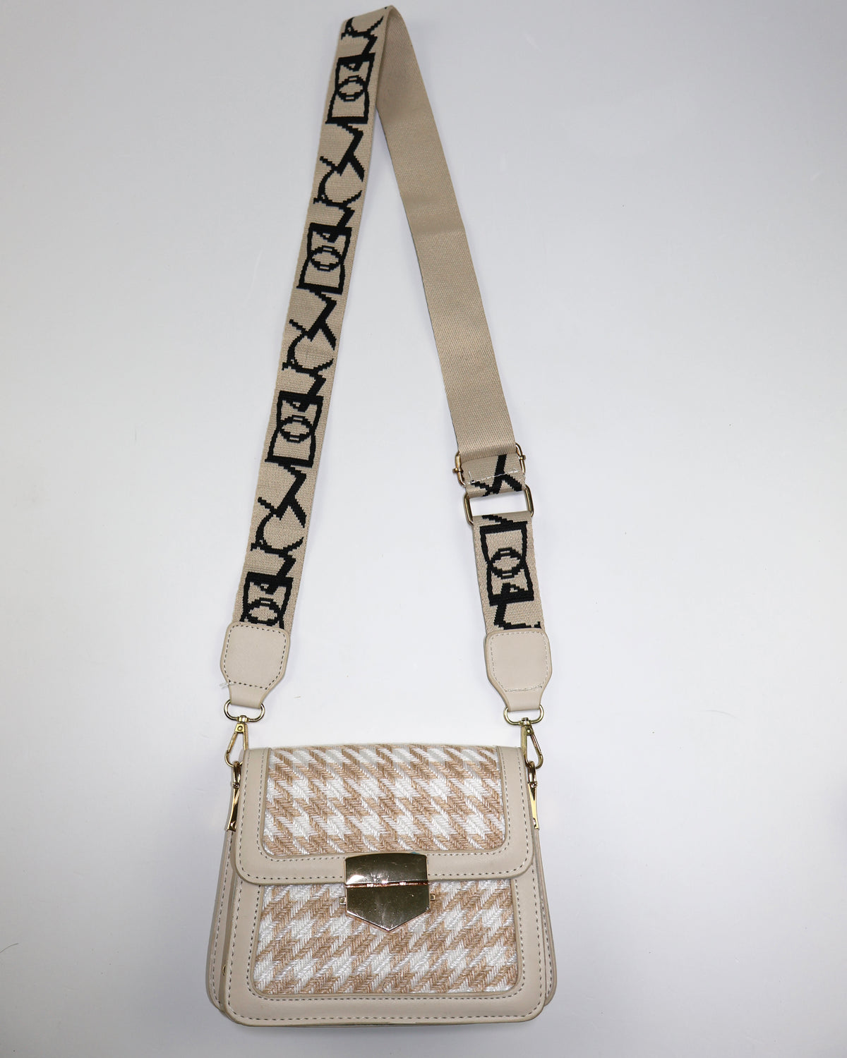 Cartera crossbody pequeña beige y crema con tejido trenzado y cierre dorado.
