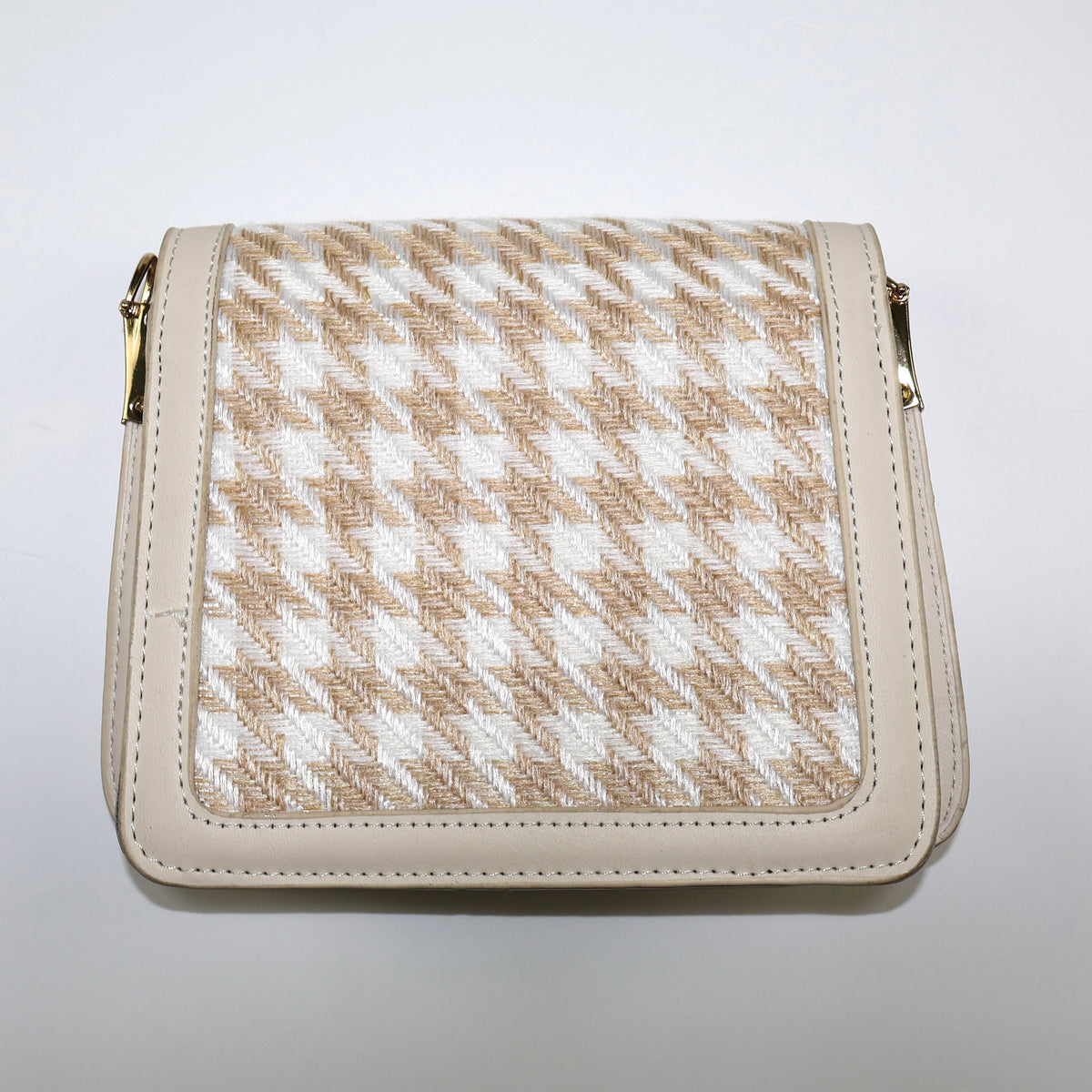 Parte trasera de cartera beige con diseño de tejido trenzado.