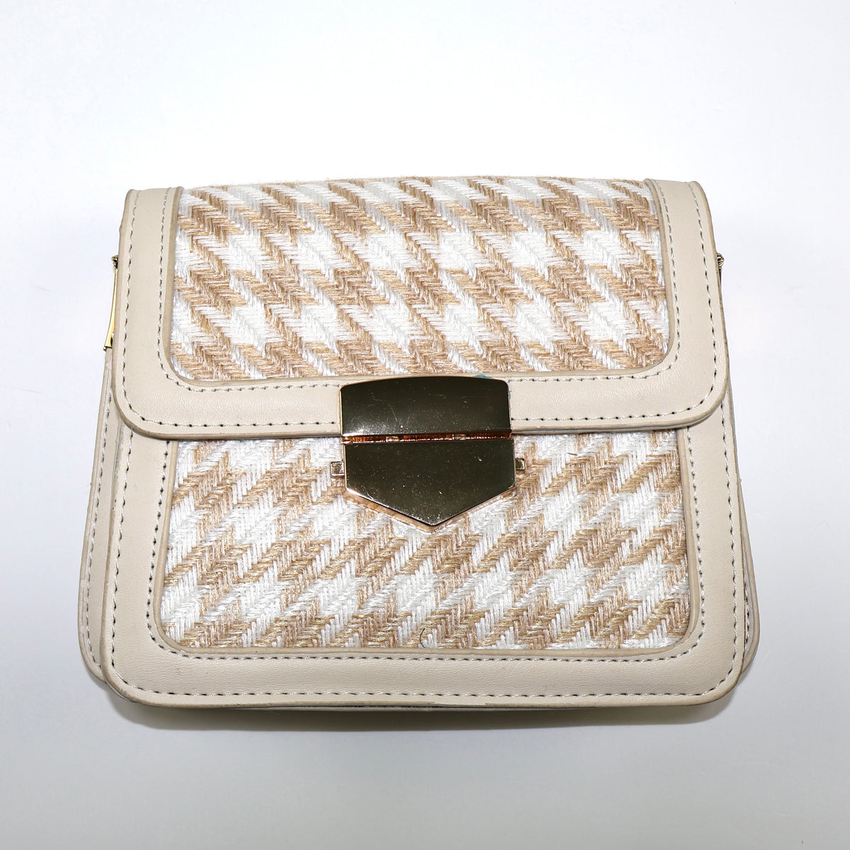 Cartera crossbody pequeña beige y crema con tejido trenzado y cierre dorado.