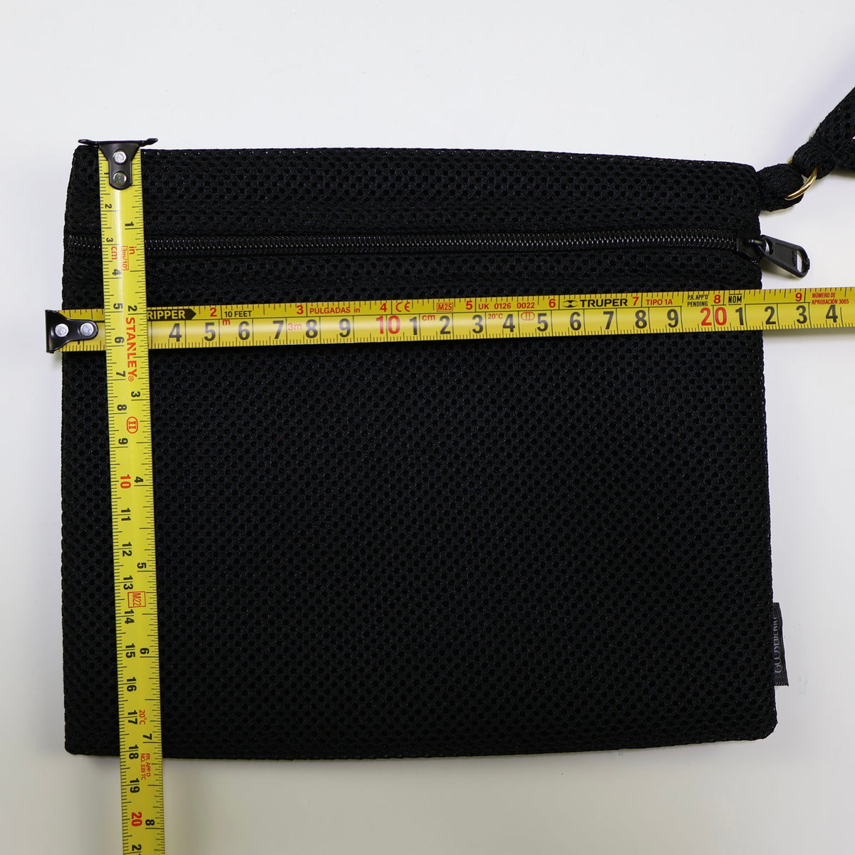 Estuche organizador Go Clean negro con medidas aproximadas de 22 x 17 cm.