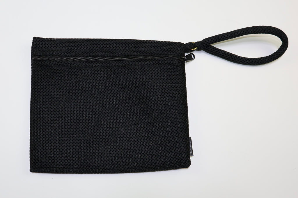 Estuche organizador Go Clean de malla negra con zipper y correa para la muñeca.