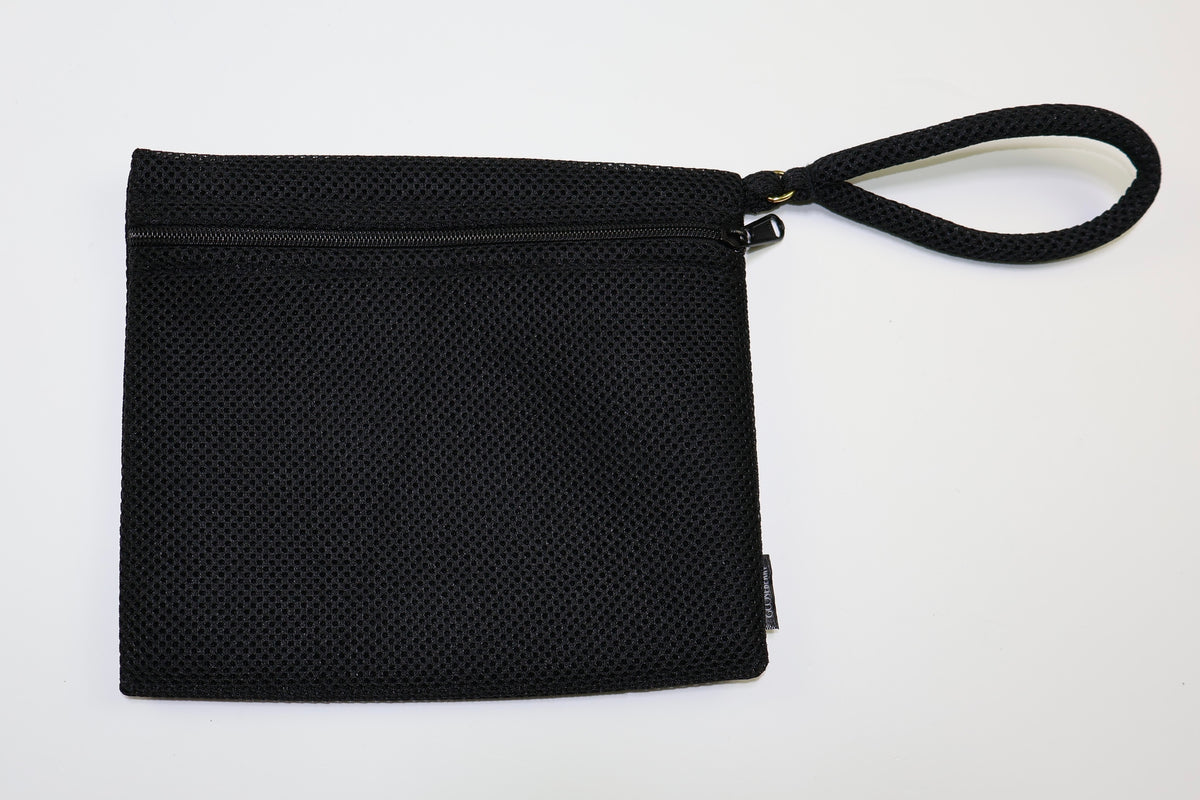 Estuche organizador Go Clean de malla negra con zipper y correa para la muñeca.