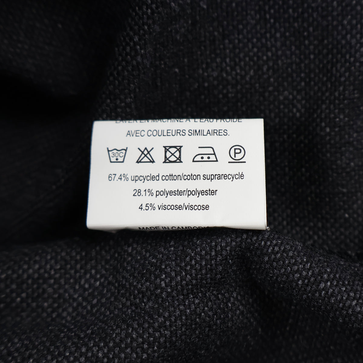 Etiqueta de composición del bolso Calvin Klein con algodón reutilizado, poliéster y viscosa.