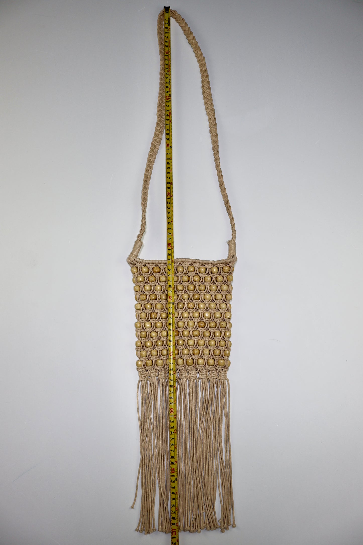 BOLSO BANDOLERA DE MACRAMÉ CON CUENTAS Y FLECOS