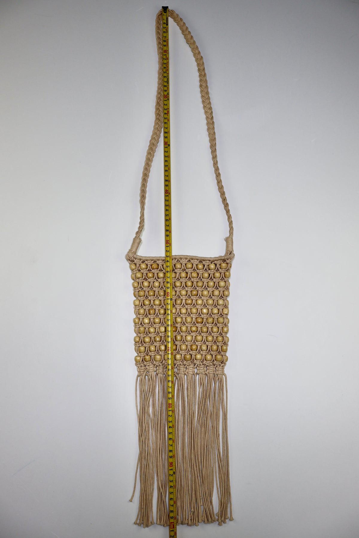 BOLSO DE MACRAMÉ CON CUENTAS Y FLECOS