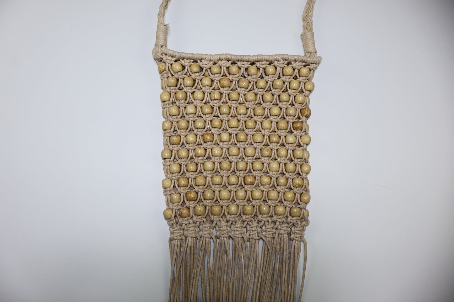 BOLSO BANDOLERA DE MACRAMÉ CON CUENTAS Y FLECOS