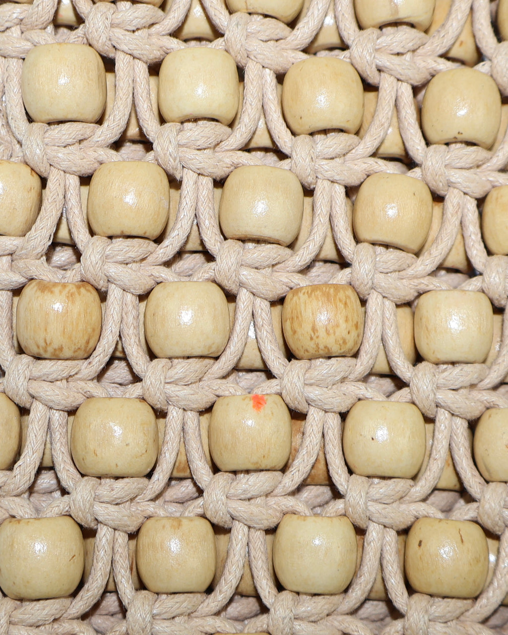 BOLSO DE MACRAMÉ CON CUENTAS Y FLECOS