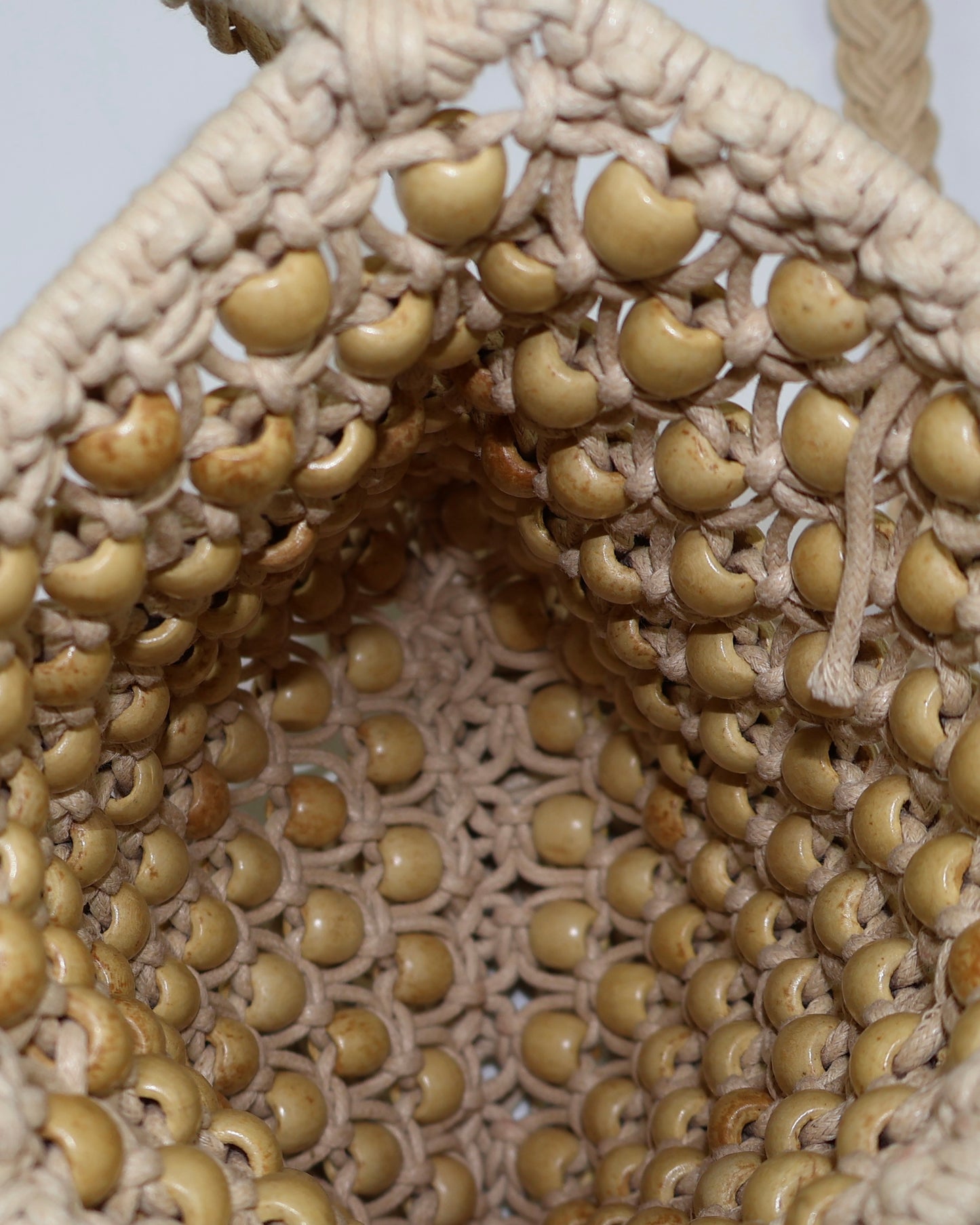 BOLSO BANDOLERA DE MACRAMÉ CON CUENTAS Y FLECOS