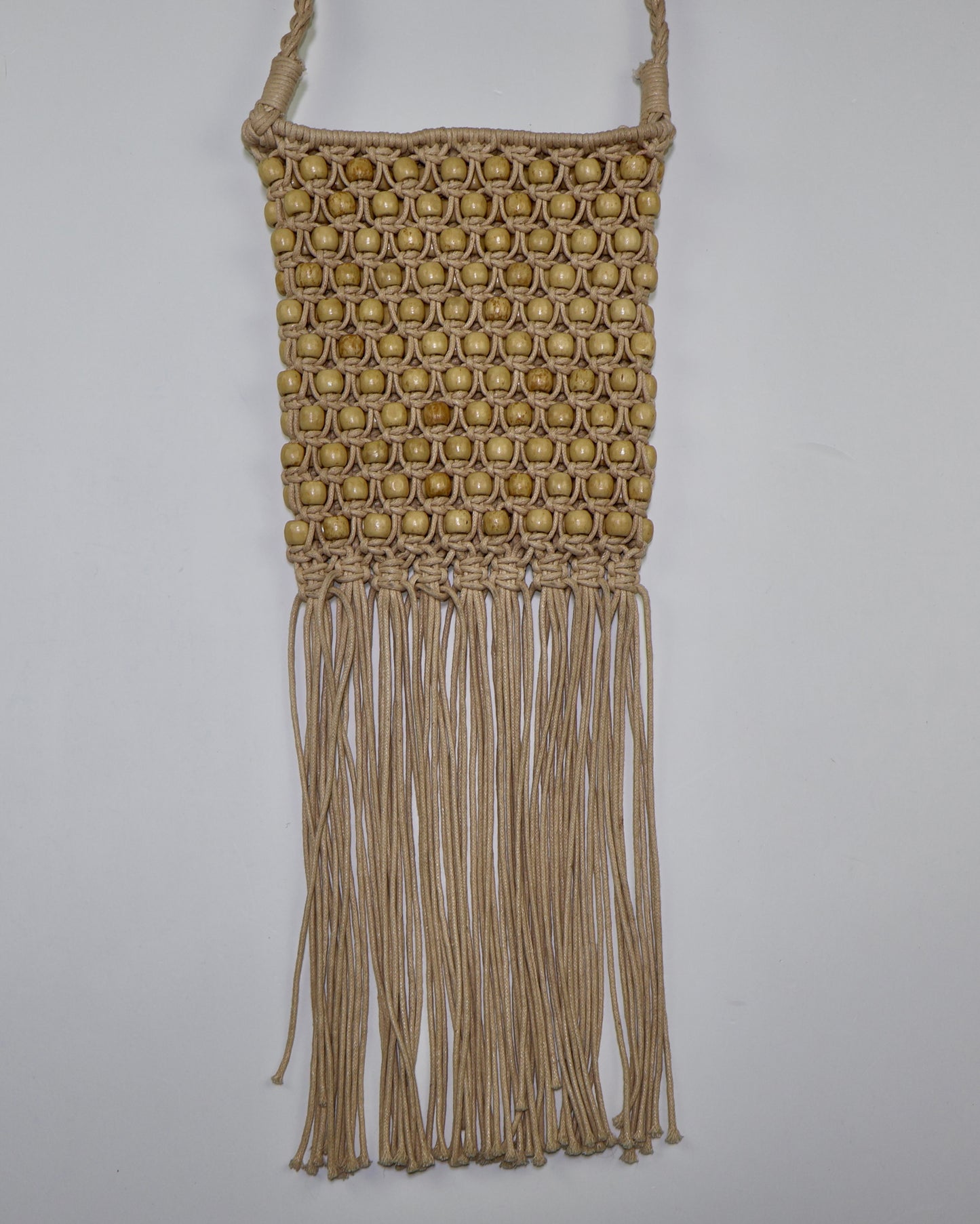 BOLSO BANDOLERA DE MACRAMÉ CON CUENTAS Y FLECOS