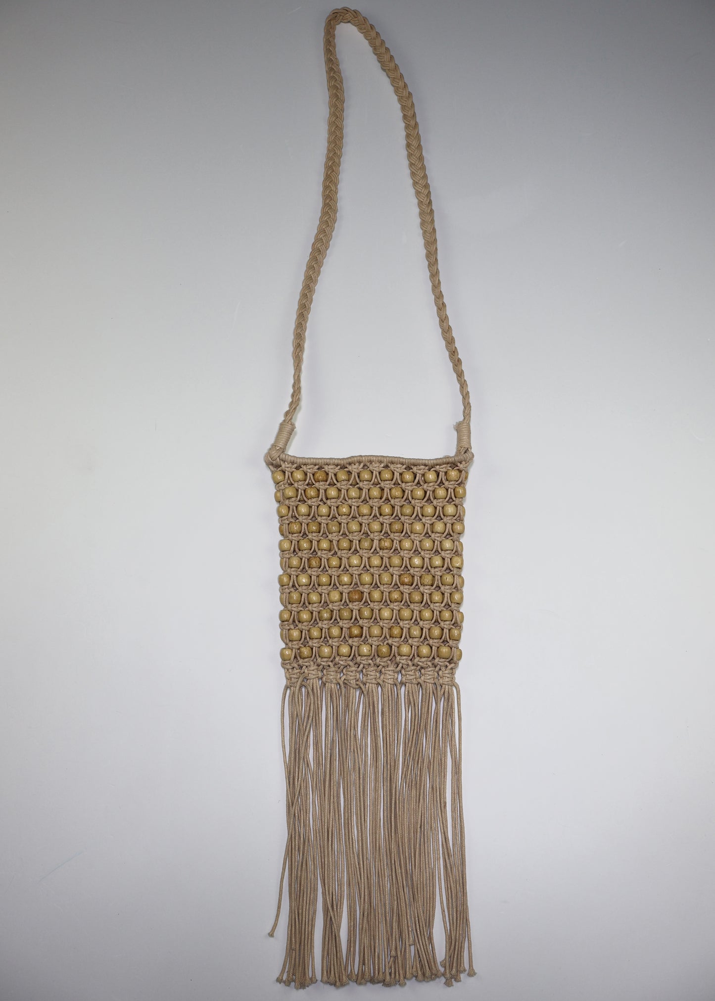 BOLSO BANDOLERA DE MACRAMÉ CON CUENTAS Y FLECOS