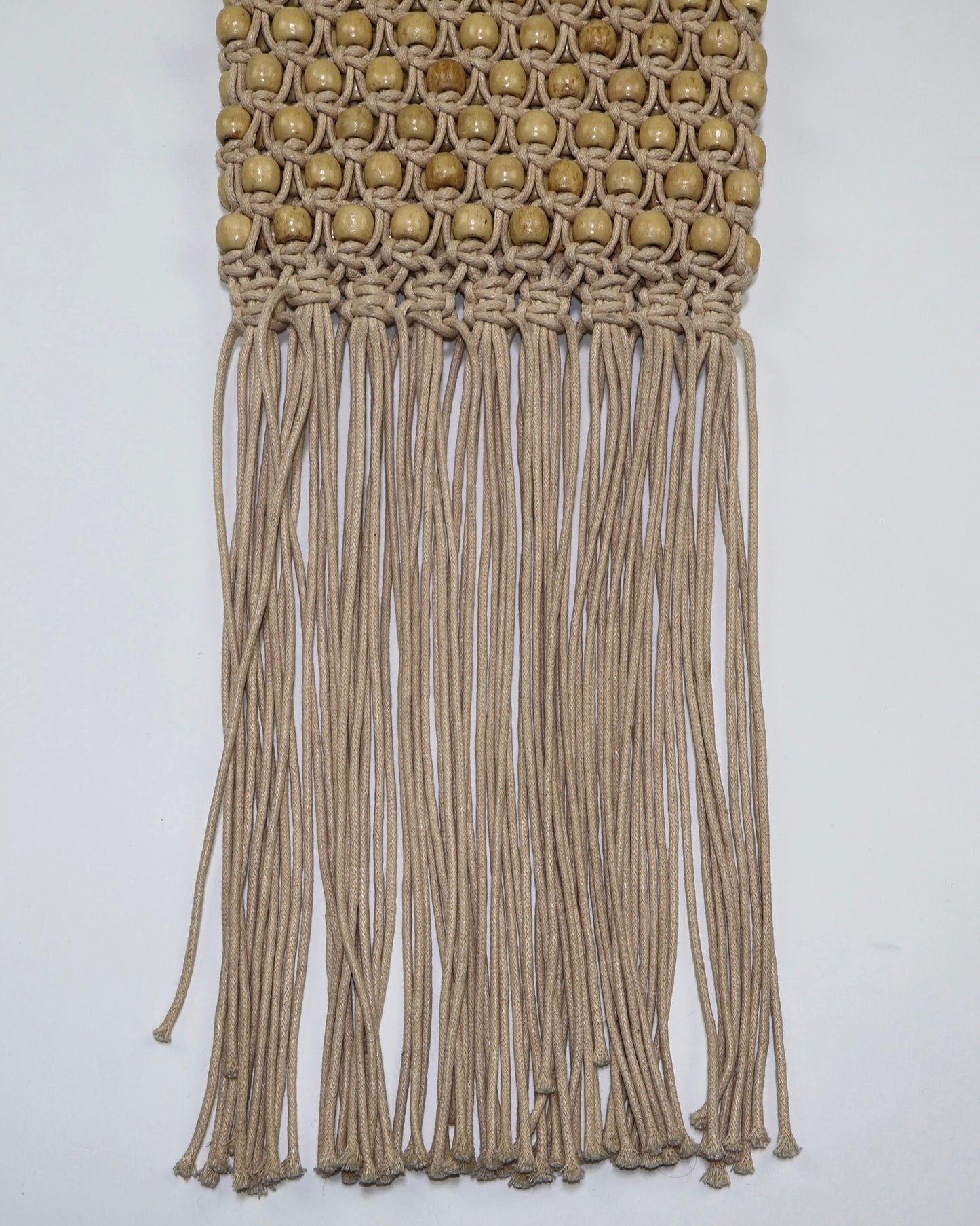 BOLSO BANDOLERA DE MACRAMÉ CON CUENTAS Y FLECOS