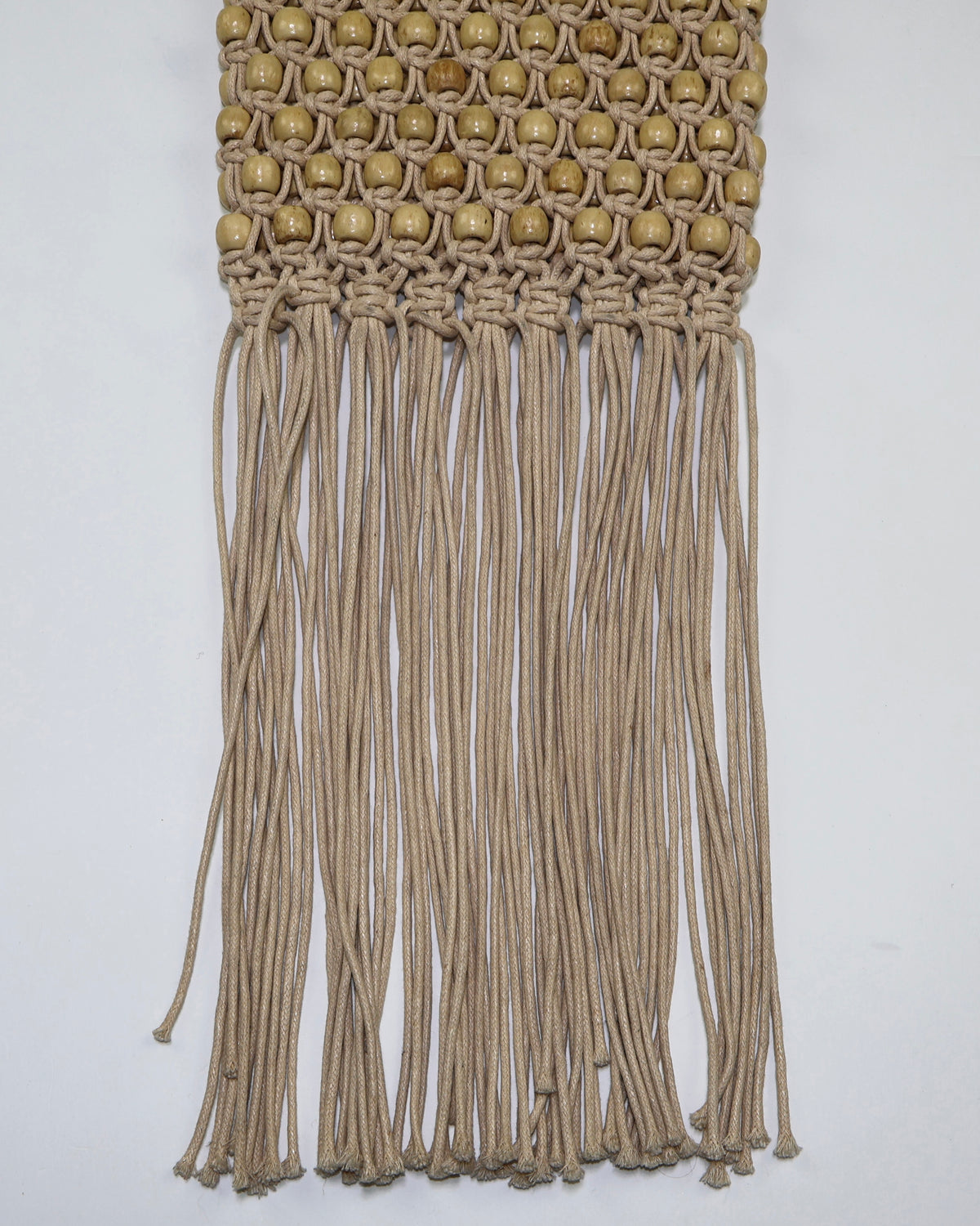 BOLSO DE MACRAMÉ CON CUENTAS Y FLECOS