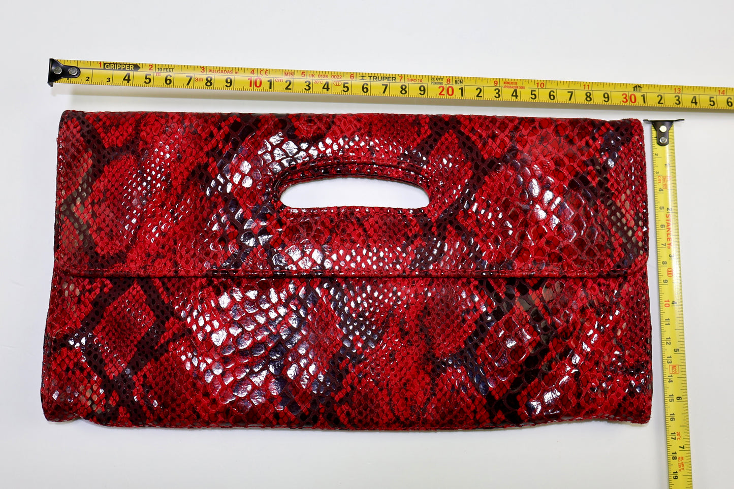 CLUTCH ROJO EFECTO PITÓN CON ASA | HOBO INTERNATIONAL