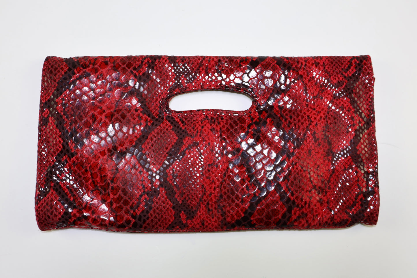 CLUTCH ROJO EFECTO PITÓN CON ASA | HOBO INTERNATIONAL