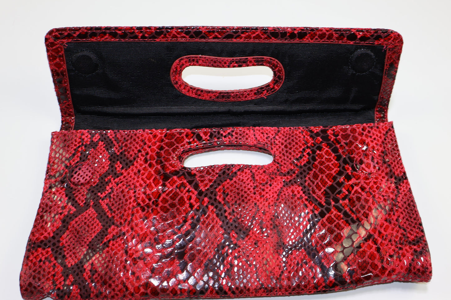 CLUTCH ROJO EFECTO PITÓN CON ASA | HOBO INTERNATIONAL