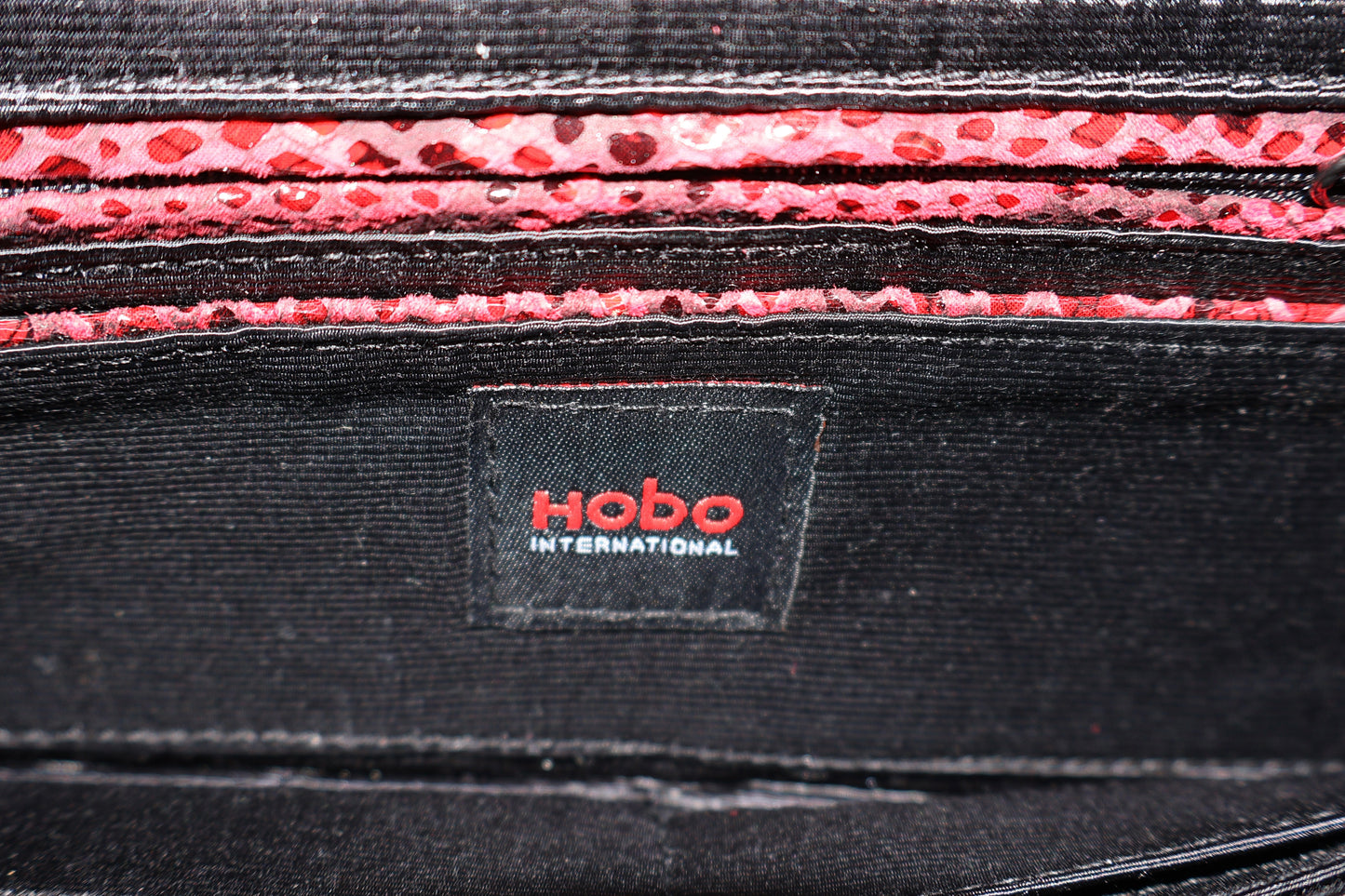 CLUTCH ROJO EFECTO PITÓN CON ASA | HOBO INTERNATIONAL