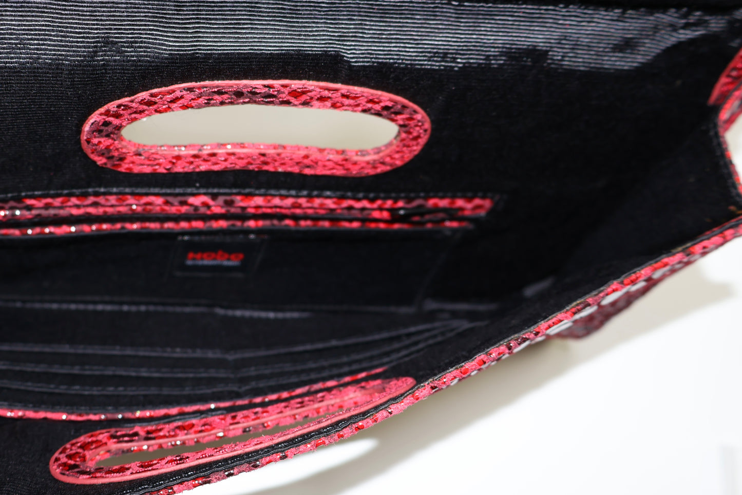 CLUTCH ROJO EFECTO PITÓN CON ASA | HOBO INTERNATIONAL
