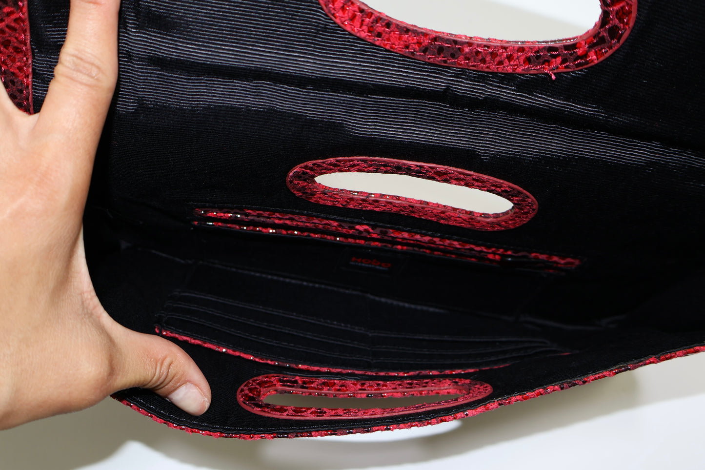 CLUTCH ROJO EFECTO PITÓN CON ASA | HOBO INTERNATIONAL