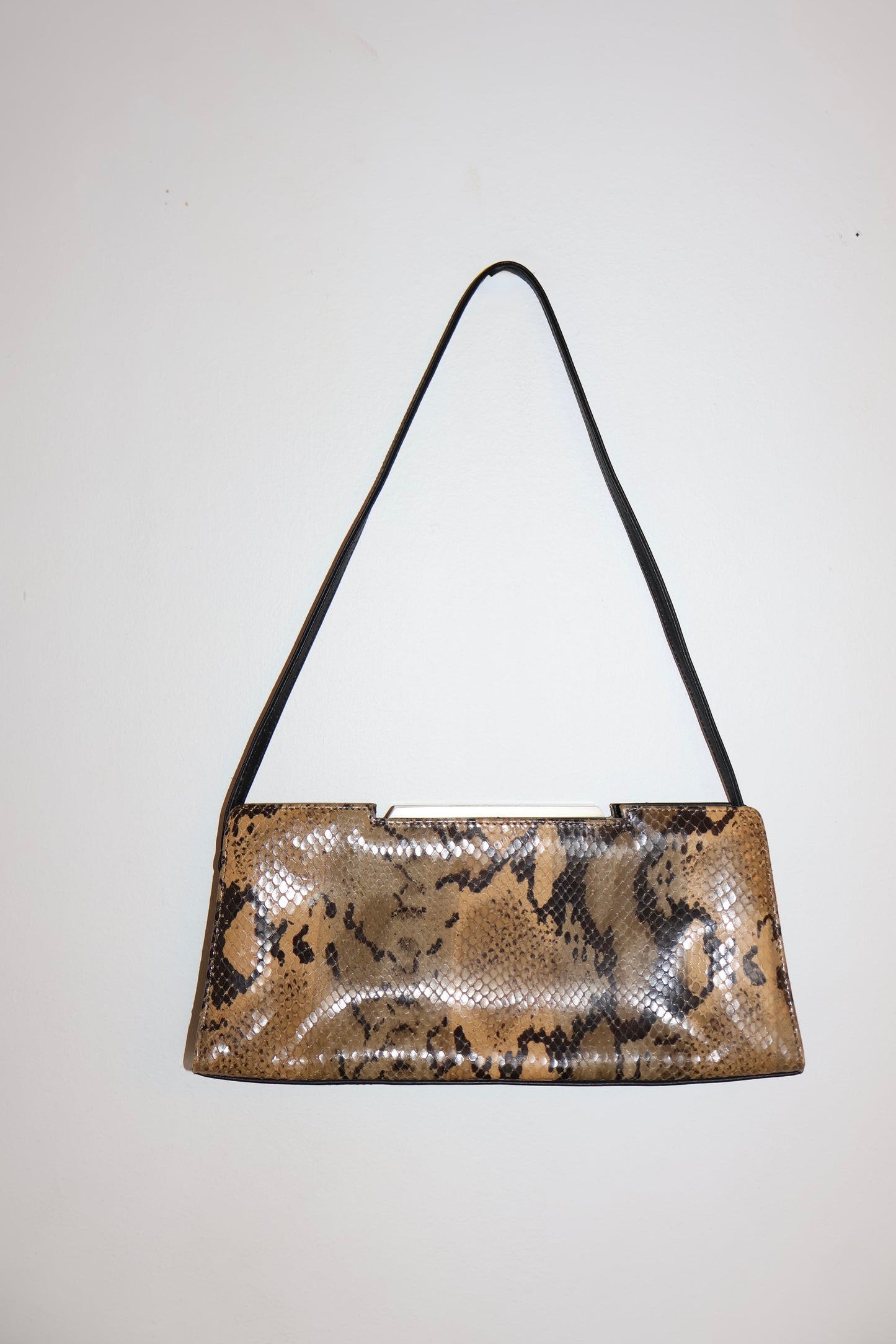CARTERA BAGUETTE CON TEXTURA DE SERPIENTE | KENNETH COLE REACTION