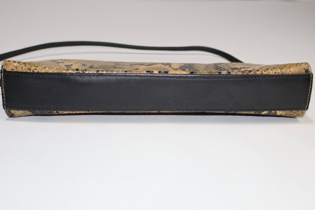 CARTERA BAGUETTE CON TEXTURA DE SERPIENTE | KENNETH COLE REACTION