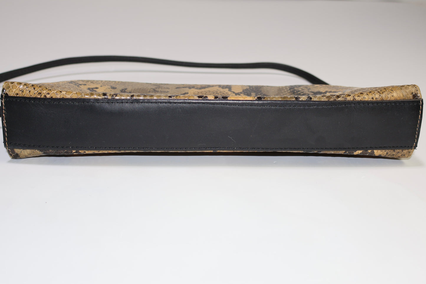 CARTERA BAGUETTE CON TEXTURA DE SERPIENTE | KENNETH COLE REACTION