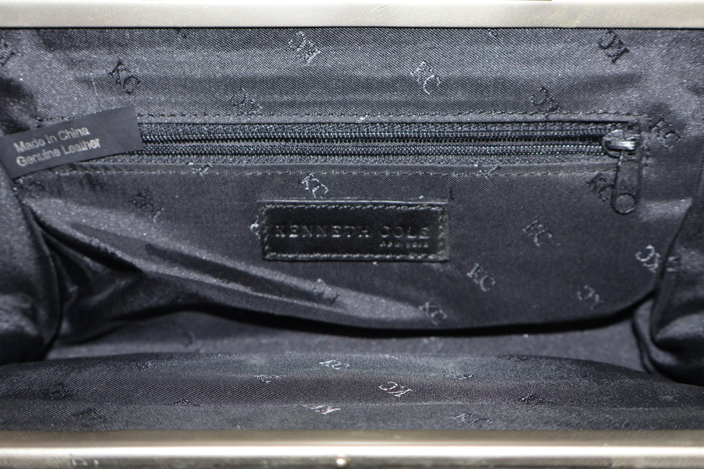 CARTERA BAGUETTE CON TEXTURA DE SERPIENTE | KENNETH COLE REACTION
