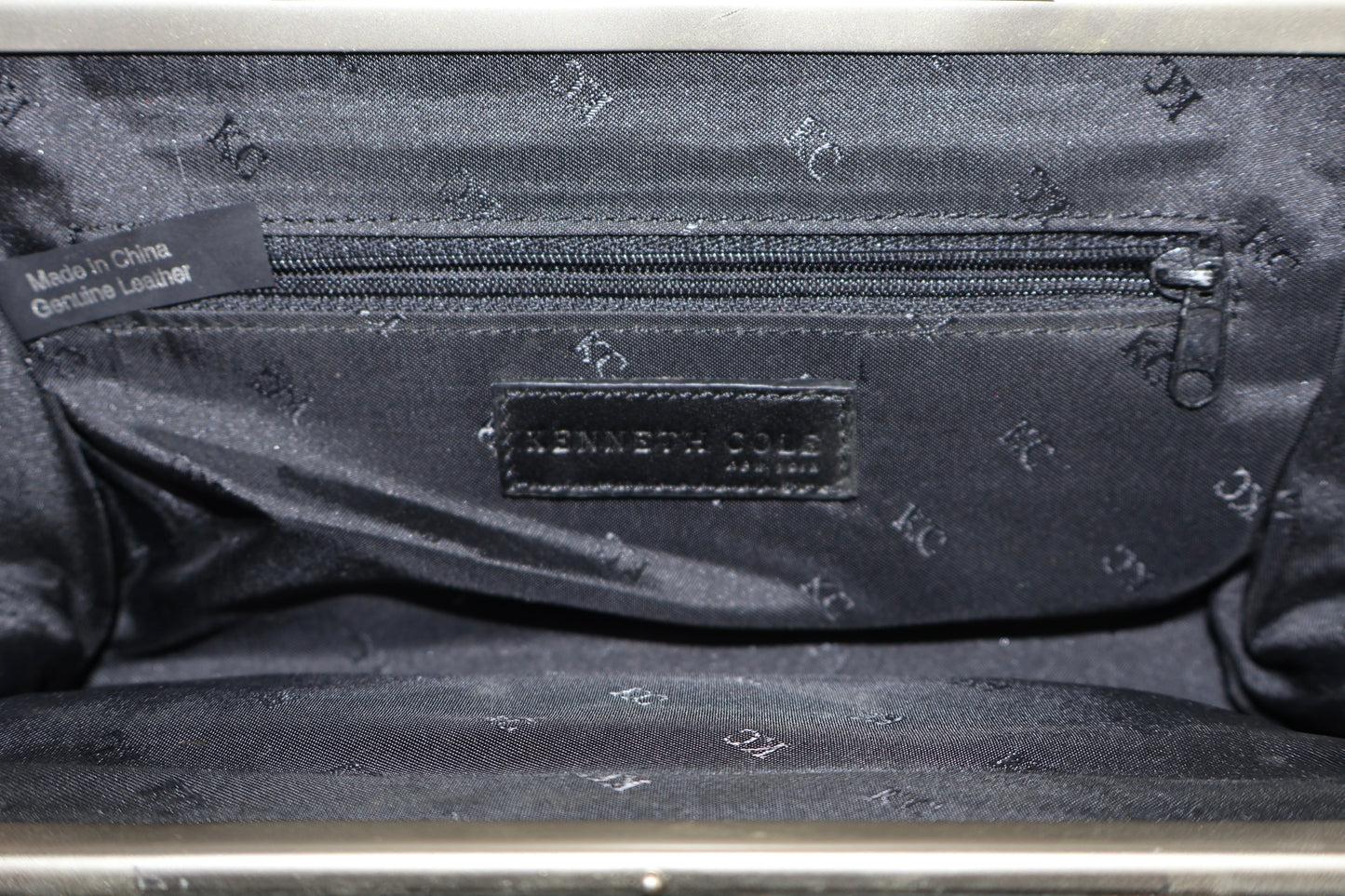 CARTERA BAGUETTE CON TEXTURA DE SERPIENTE | KENNETH COLE REACTION