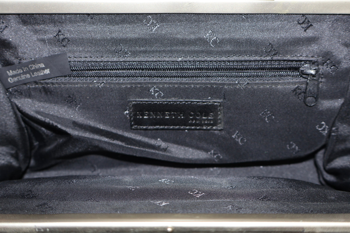 CARTERA BAGUETTE CON TEXTURA DE SERPIENTE | KENNETH COLE REACTION