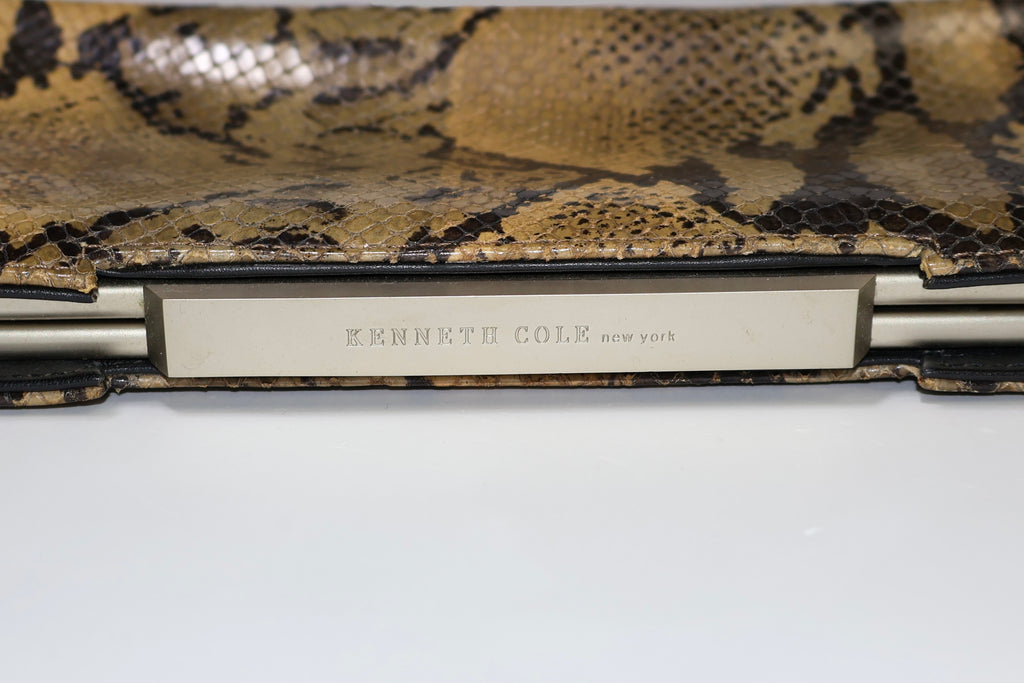 CARTERA BAGUETTE CON TEXTURA DE SERPIENTE | KENNETH COLE REACTION